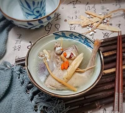 鸽子汤用什么材料炖（大补的鸽子汤做法步骤）