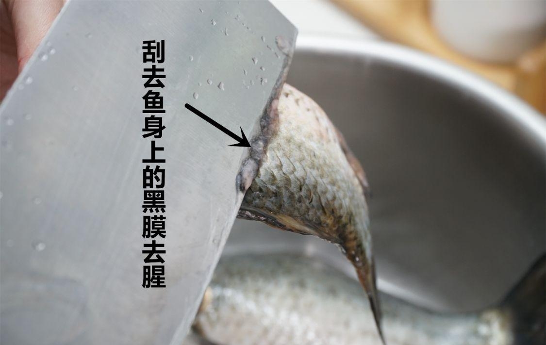 鲫鱼汤里面可以放什么菜最好（鲫鱼汤加这3样食材驱寒营养）