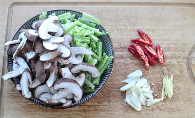 芹菜和鸡肉能一起吃吗（低卡减脂的芹菜鸡胸肉做法）