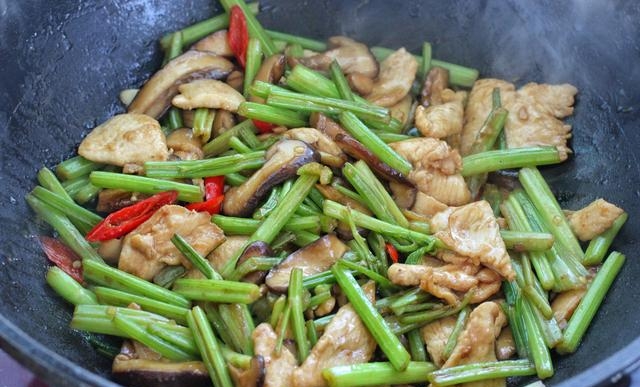 芹菜和鸡肉能一起吃吗（低卡减脂的芹菜鸡胸肉做法）