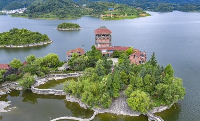 夏天适合去哪里旅游（夏天去哪里旅游比较凉快）