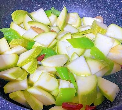 西葫芦怎么炒好吃又简单（美味简单的素炒西葫芦做法及营养功效）