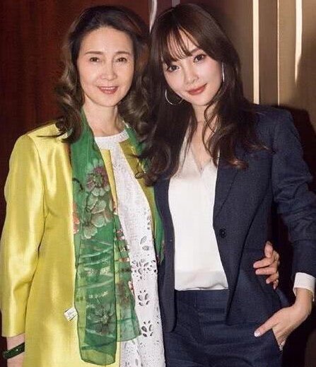 李小璐妈妈罕见更新动态 点赞粉丝力挺女儿的言论