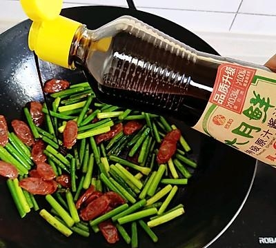 腊肠炒什么菜好吃又简单（腊肠炒蒜苔的做法教程）