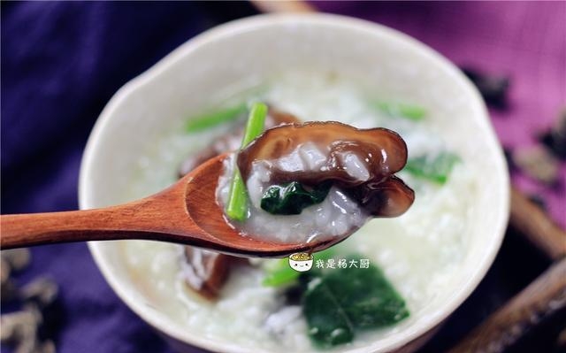 新鲜木耳有毒吗（菠菜木耳粥的烹饪方法）