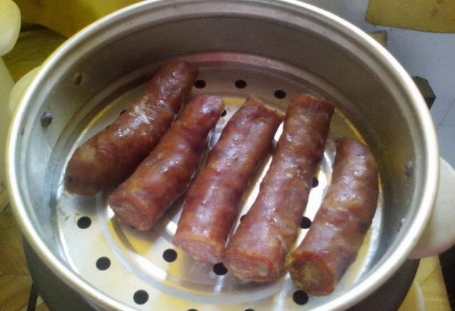 冻香肠煮20分钟熟了吗（家常青椒炒腊肠做法大全）