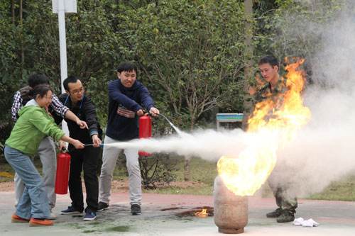 使用干粉灭火器时人应该站在什么位置