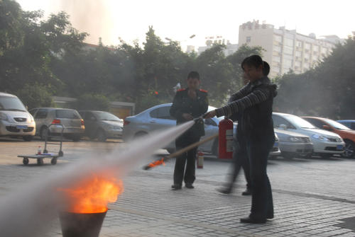 使用干粉灭火器时人应该站在什么位置