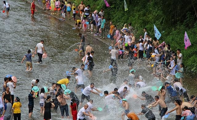 泼水节是哪个民族的节日呢（泼水节的来历由来故事）