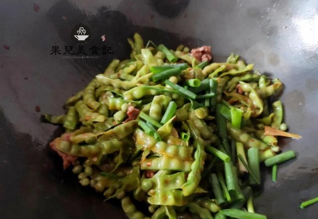 带壳鲜豌豆怎么做好吃又简单（带壳嫩豌豆炒肉的烹饪方法）