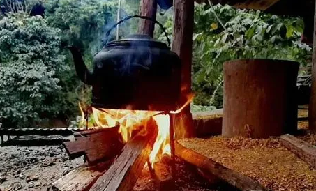 围炉煮茶是用泥炉好还是铁炉好_冬日里的围炉煮茶需要的材料都有啥